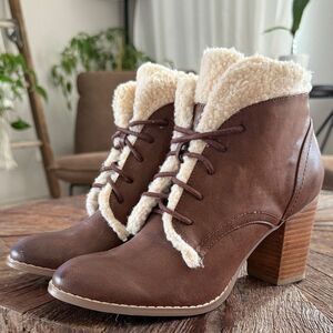Restricted Brown Leather Heeled Sherpa Ankle Boots Lace Up Size 7.5 Women’s